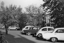 841077 Afbeelding van geparkeerde auto's langs de Oudegracht te Utrecht.